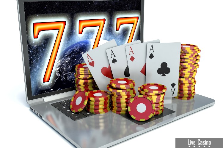 Chips und Karten mit Laptop mit Casino