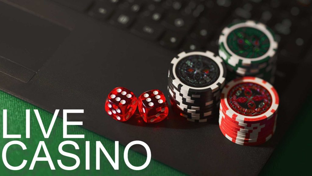 Casino-Chips und Würfel auf einem Laptop